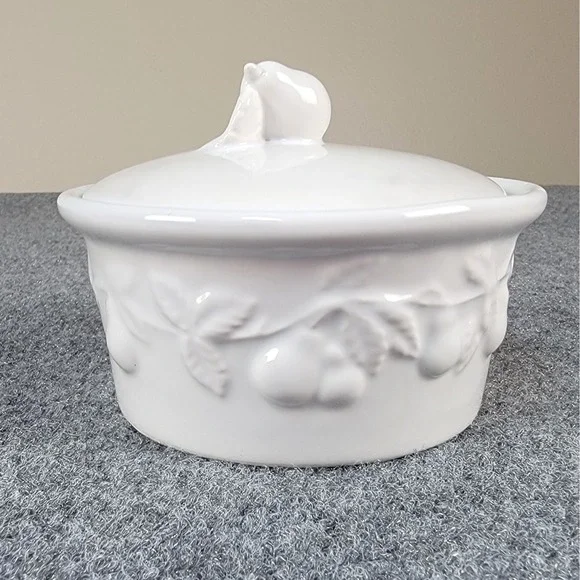 Vintage Lillian Vernon White Pears and Leaves Round Mini Casserole with Lid 5" - Picture 3 of 8
